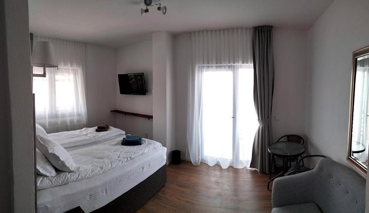 Casa Comilor Bed & Breakfast Surdesti  Екстериор снимка