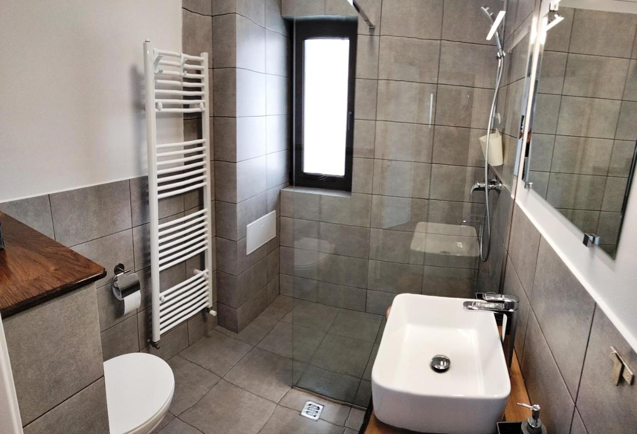 Casa Comilor Bed & Breakfast Surdesti  Екстериор снимка