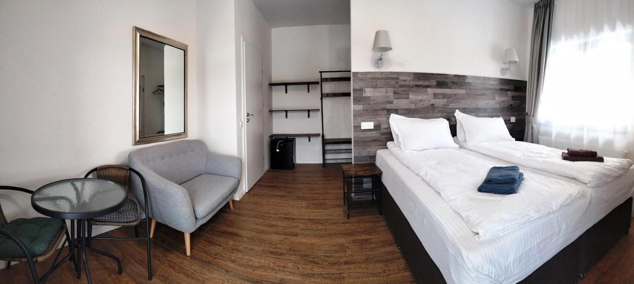 Casa Comilor Bed & Breakfast Surdesti  Екстериор снимка