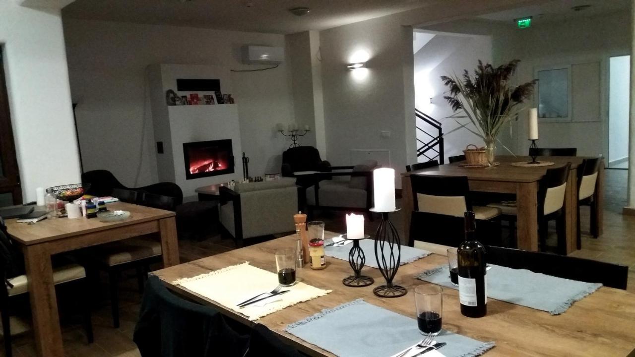 Casa Comilor Bed & Breakfast Surdesti  Екстериор снимка