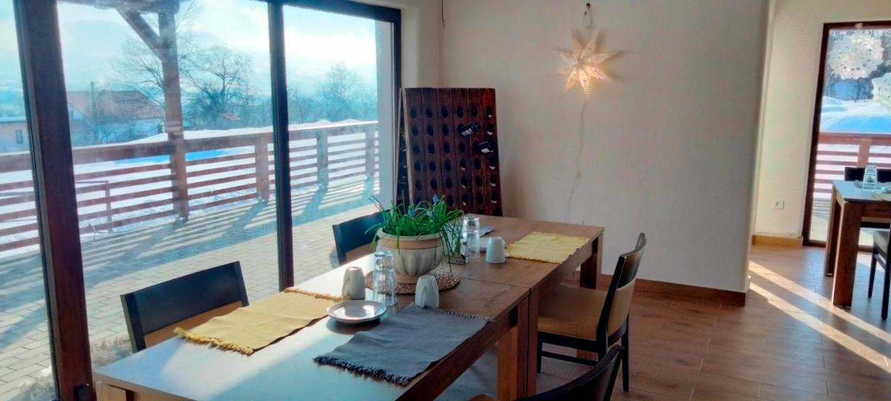 Casa Comilor Bed & Breakfast Surdesti  Екстериор снимка