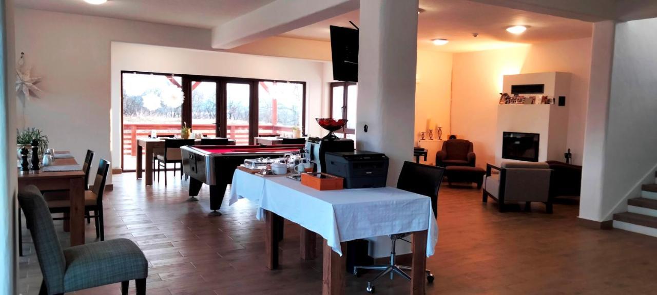 Casa Comilor Bed & Breakfast Surdesti  Екстериор снимка