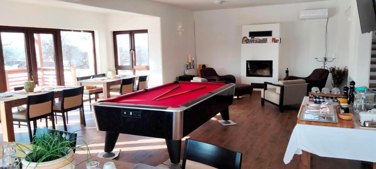 Casa Comilor Bed & Breakfast Surdesti  Екстериор снимка